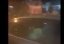 (vidéo) Une dame surprend son mari dans sa voiture avec une jeune fille et monte sur le toit de la voiture