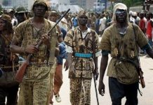 Côte d’Ivoire : Des dozos paradent dans la ville et vendent leurs pouvoirs mystiques aux populations