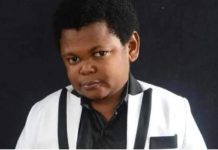 Nigeria : l’ acteur de Nollywood Aki Pawpaw achète une Hummer